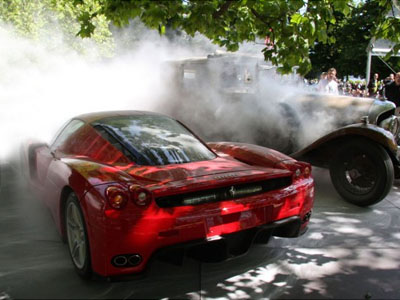 Παραλίγο να πάρει φωτιά μία σπάνια Ferrari ENZO